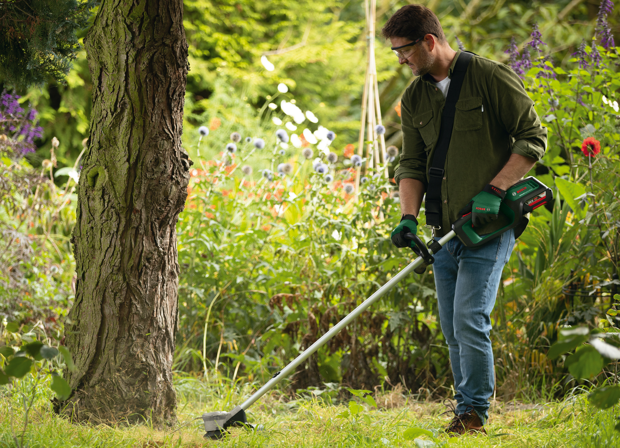 Začněte zahradnickou sezónu na plné obrátky: Akumulátorové nůžky na živý plot a akumulátorová strunová sekačka Bosch