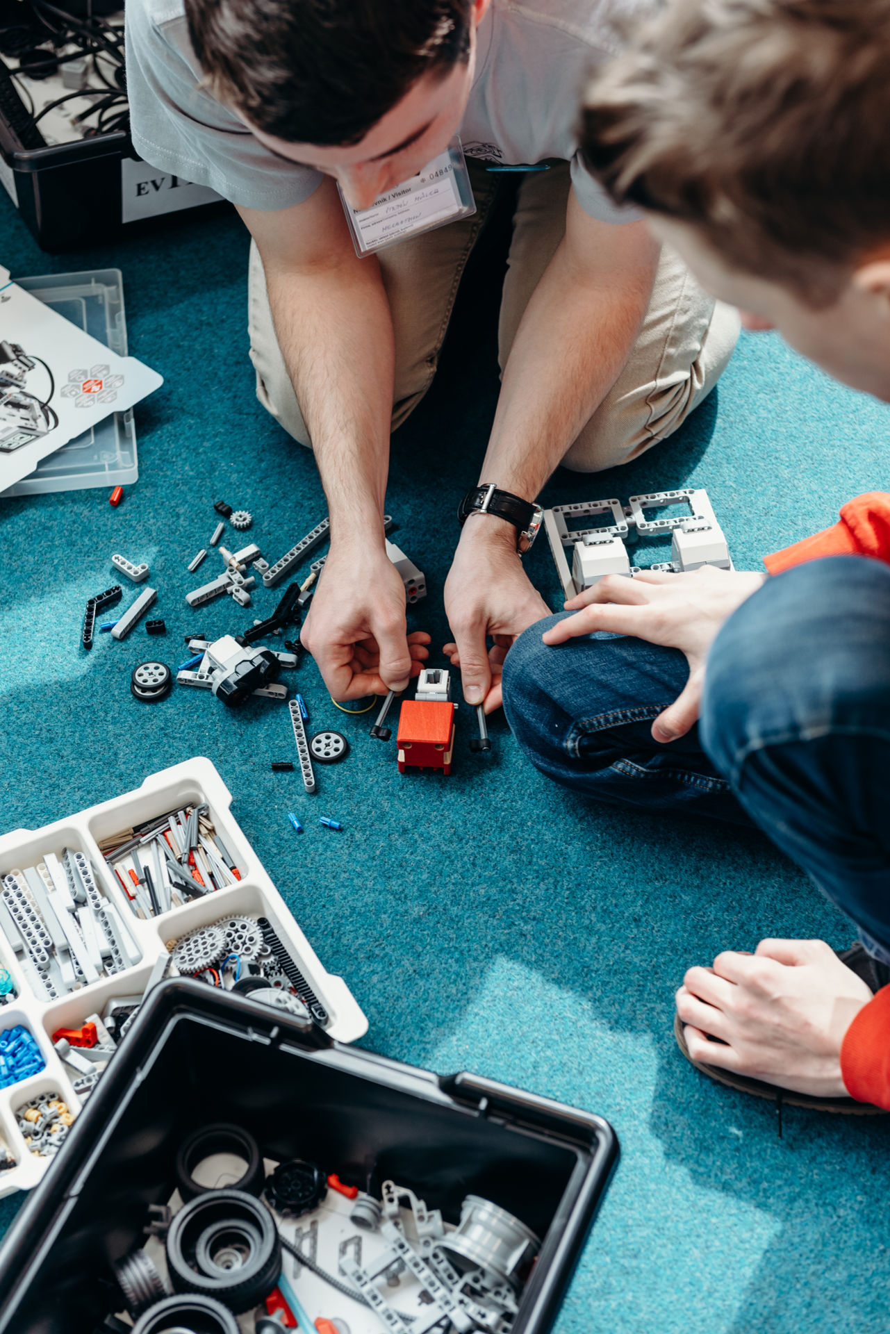 K sestavení robotů studenti využívali stavebnici Lego Mindstorms