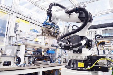 Roboti podporují výrobu baterií